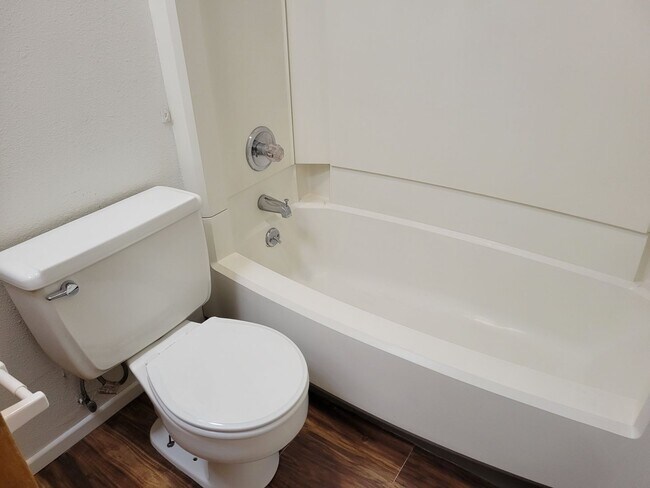 Building Photo - COLONIAL PARK CONDO