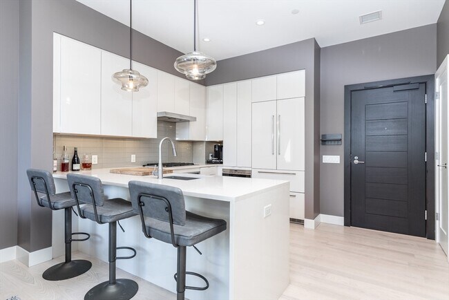 Building Photo - 32 Traveler St