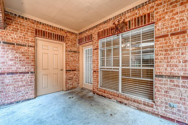 Building Photo - 2803 Kings Crossing Dr