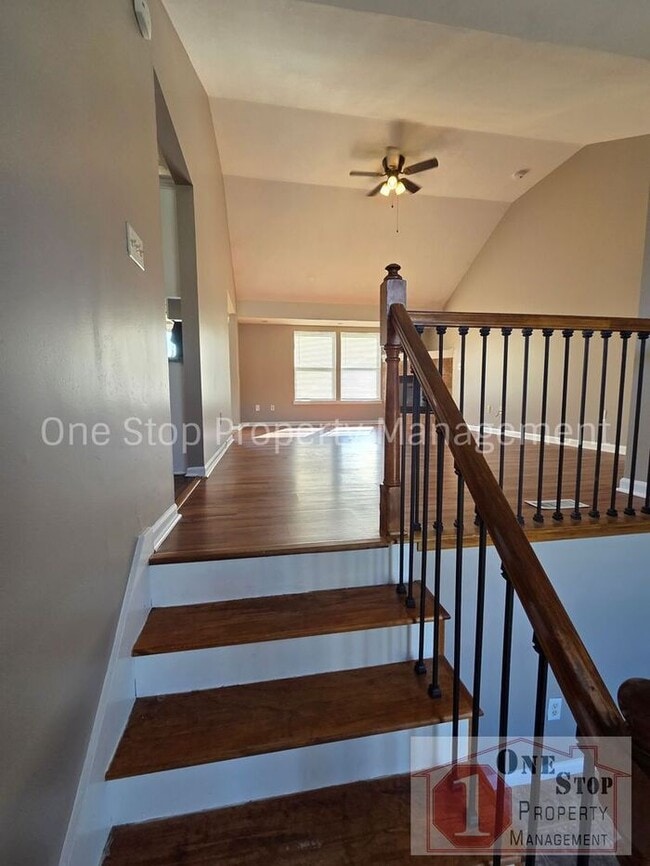 Building Photo - Spacious 3 bedroom/ 2.5 bath with a finished basement!!