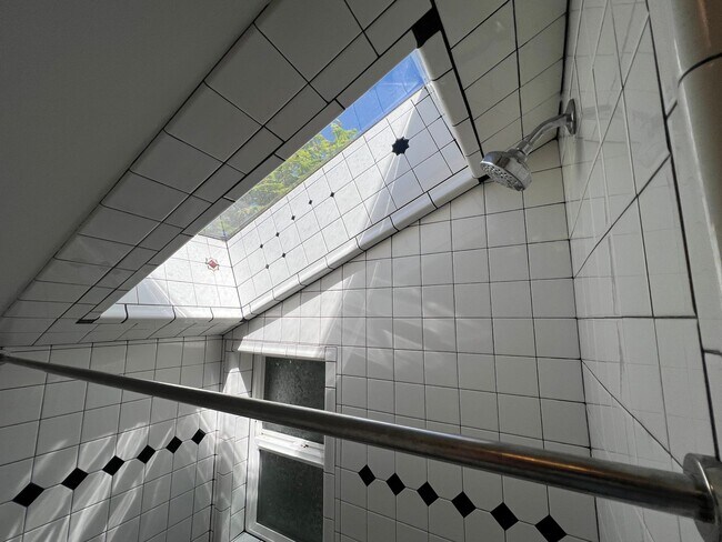 Building Photo - 3033 NE 12th Ave