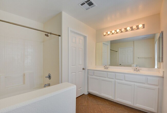 Building Photo - Beautiful two bedroom in great location