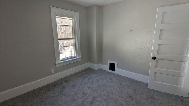 Building Photo - Welcome to this newly renovated, 3-bedroom home located in the heart of Akron