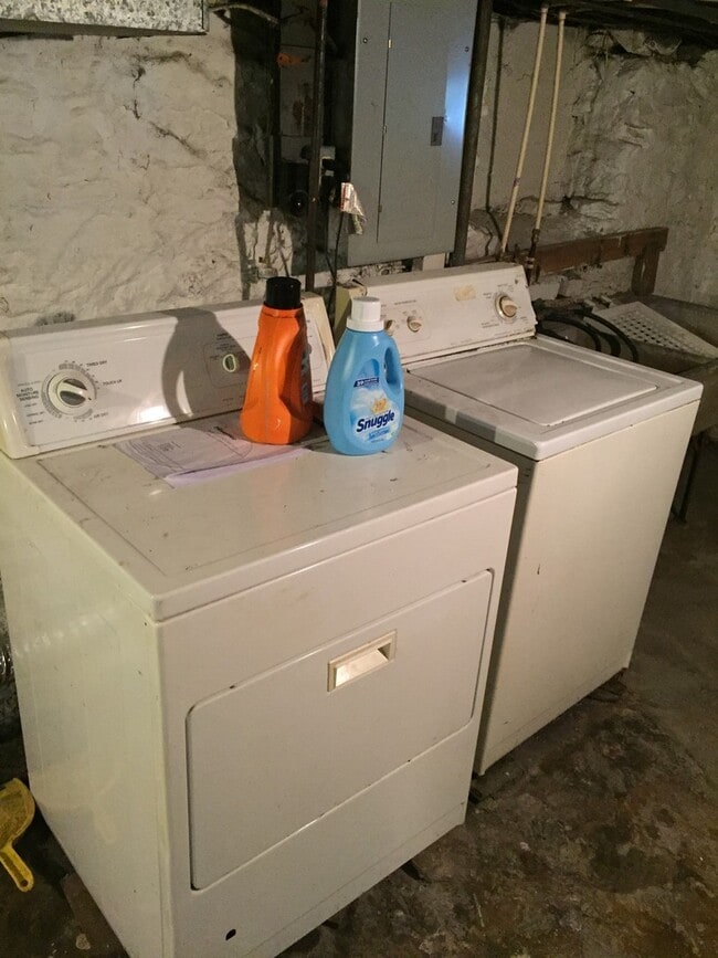 Building Photo - 28 Penelope St