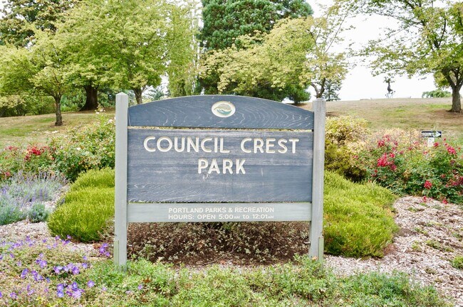 Building Photo - 3571 SW Council Crest Dr