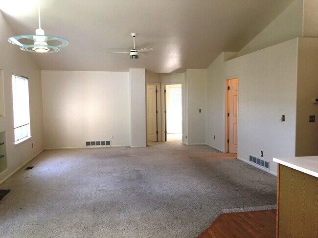 Building Photo - Modern Waneka Lake 4 Bedroom, 3 Bath Prett...