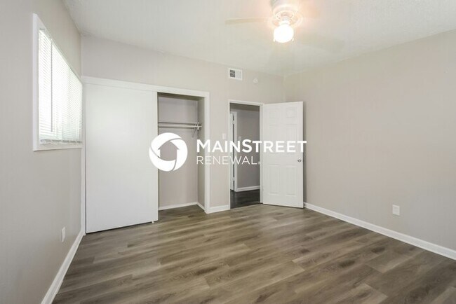 Building Photo - 3 Bedroom Pet-Friendly Home in FLORISSANT, MO with Main Street Renewal