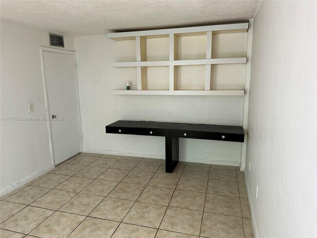 Building Photo - 1801 S Treasure Dr