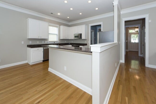 Building Photo - 302 White Gables Dr