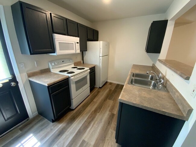 Building Photo - 4 Bedroom newly remodeled Duplex