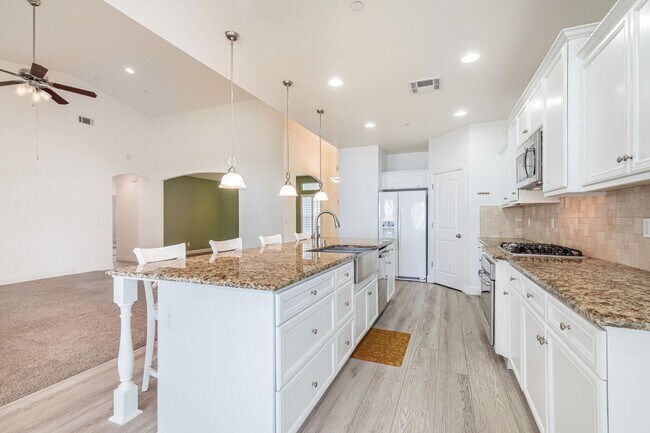 Building Photo - Amazing 3 Bedroom+Flex Room/2 Bath/3 Car G...
