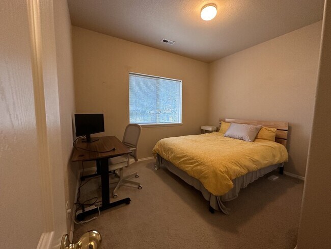 Building Photo - Beautiful home in Villege For Rent, Comfortable Living in a Convenient Central Location