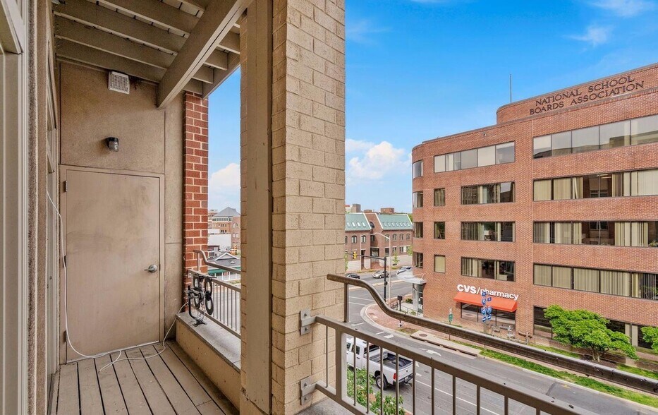 Building Photo - 309 Holland Ln