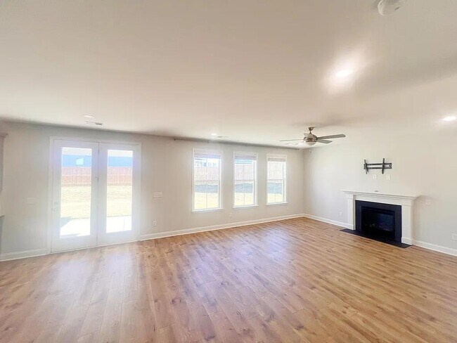 Building Photo - 1105 Cortland Vly