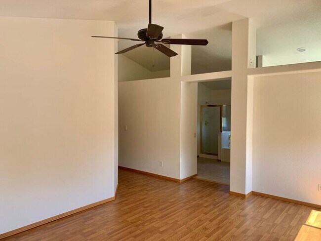 Building Photo - Gorgeous 5 Bedroom 3.5 Bath House with 3 c...