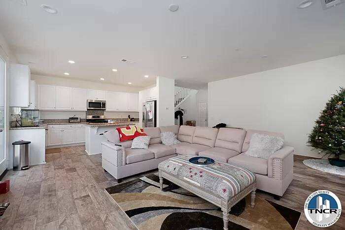 Building Photo - 28468 Sunflower St