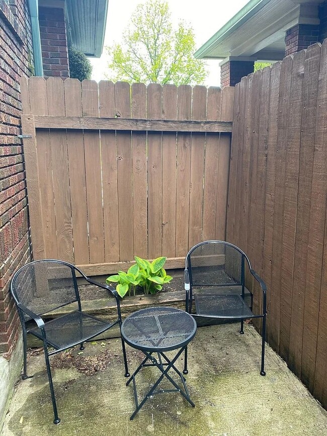 Building Photo - Spacious Downtown Indy Townhouse with Char...