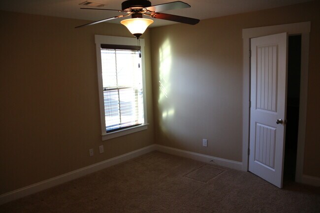 Building Photo - Executive Rental in Cypress Point S/D