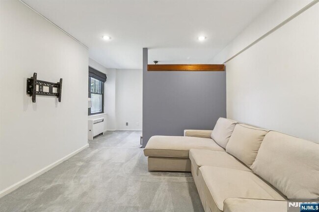 Building Photo - 3050 Edwin Ave