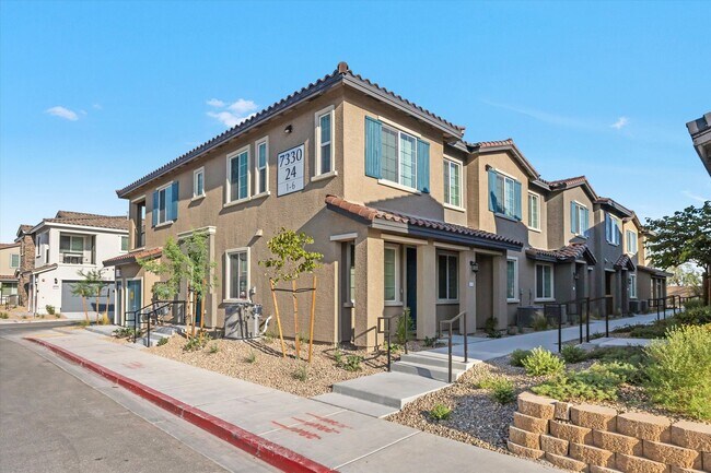 Building Photo - Iron Mountain Townhome with attached garage
