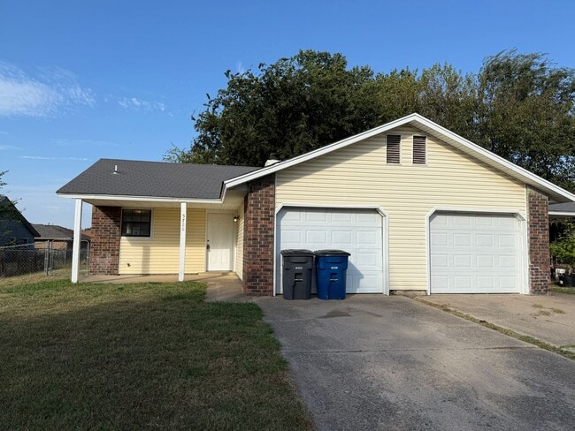 Building Photo - 5728 S Vancouver Ave