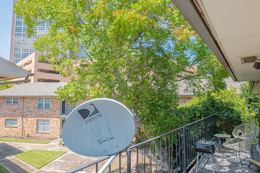 Building Photo - 8087 Meadow Rd