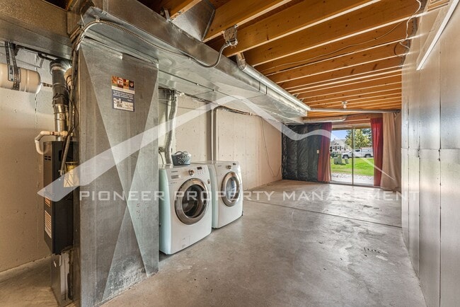 Building Photo - Spacious Townhouse with Central AC and Was...
