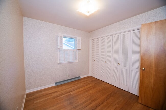 Building Photo - 3 bed 2 bath home in Valparaiso