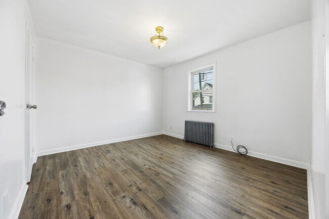Building Photo - 826 7th St