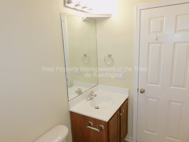 Building Photo - 1856 Oakhurst Park Ln