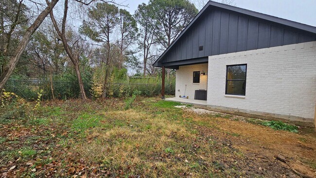 Building Photo - 1700 Kendolph Dr