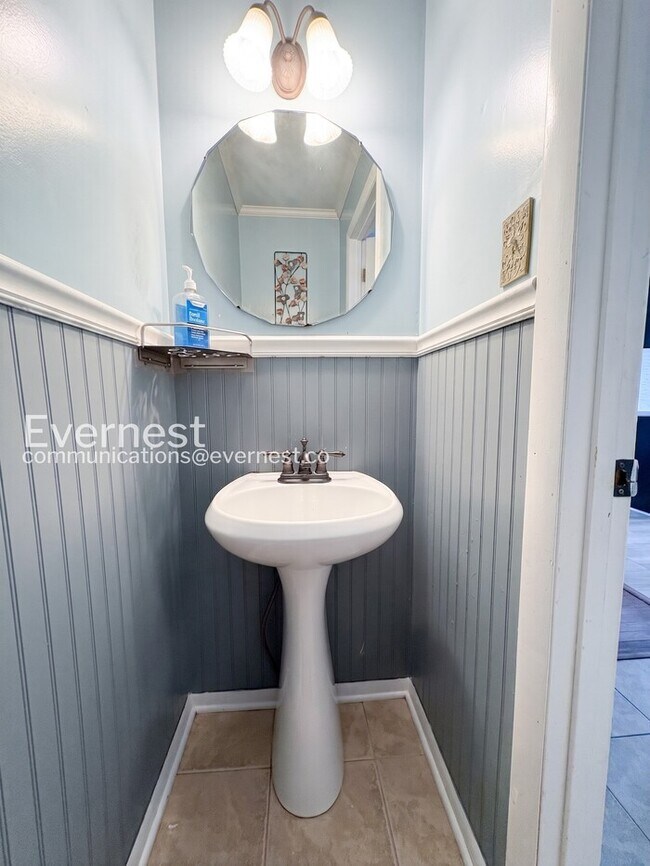 Building Photo - PROMO: Get $500 Off First Full Month’s Rent!/Spacious Town Home with Modern Amenities / 3 Beds & ...