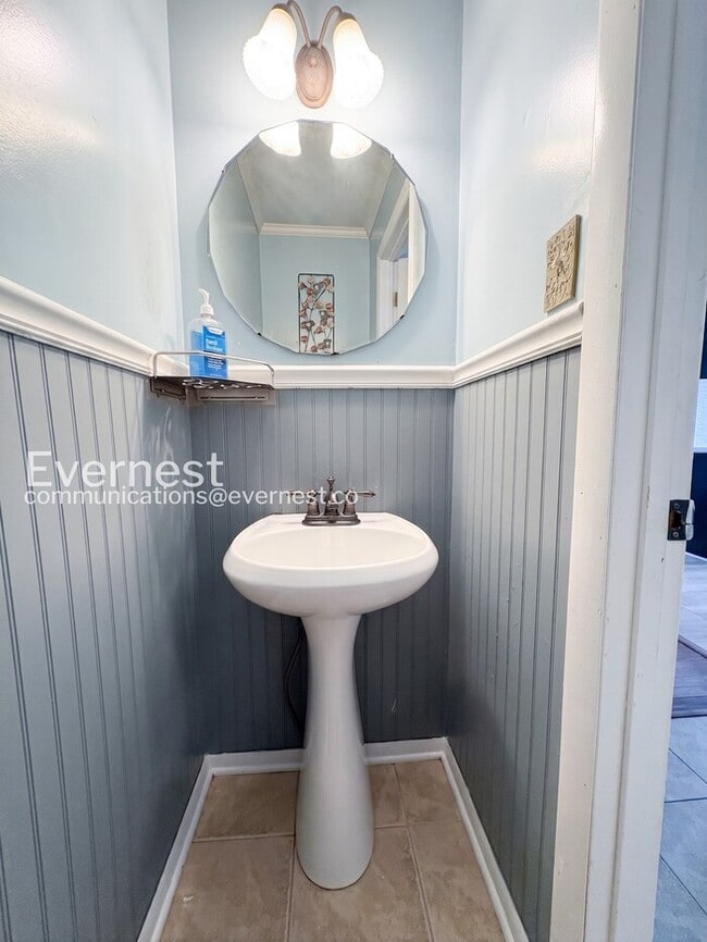 Building Photo - Spacious Town Home with Modern Amenities / 3 Beds & 2.5 Bath / Available Now!