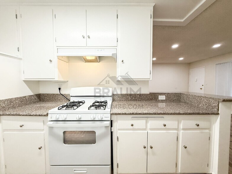 Building Photo - 6039 Whitsett Ave