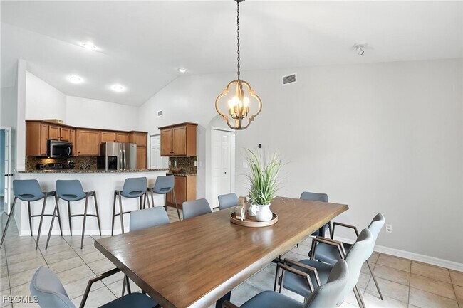 Building Photo - 3023 SW 23rd Ave