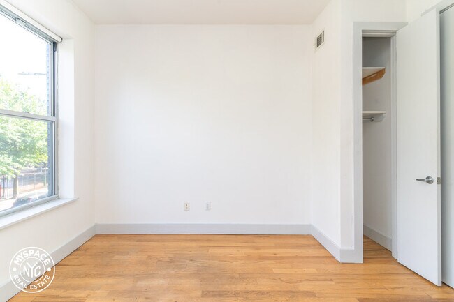 Building Photo - 163 Troutman St