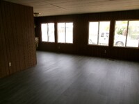 Building Photo - Large 1700 SF 3 bed 2 bath home