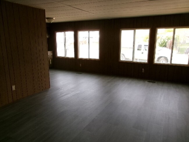 Primary Photo - Large 1700 SF 3 bed 2 bath home