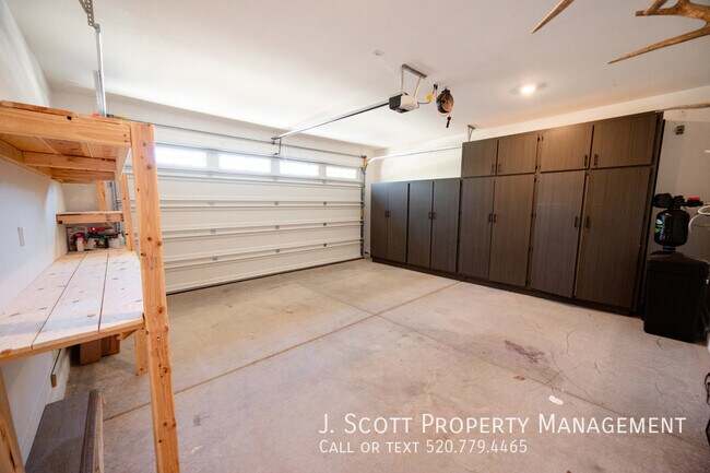 Building Photo - 449 Pinnacle Ridge Dr