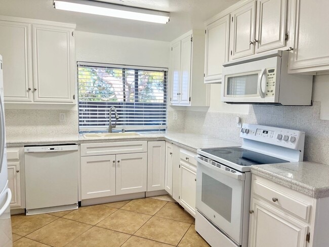 Building Photo - Spacious 3 Bedroom 2 Bathroom Town-Home with In-Unit Laundry, Pool and 2 Parking Spaces!