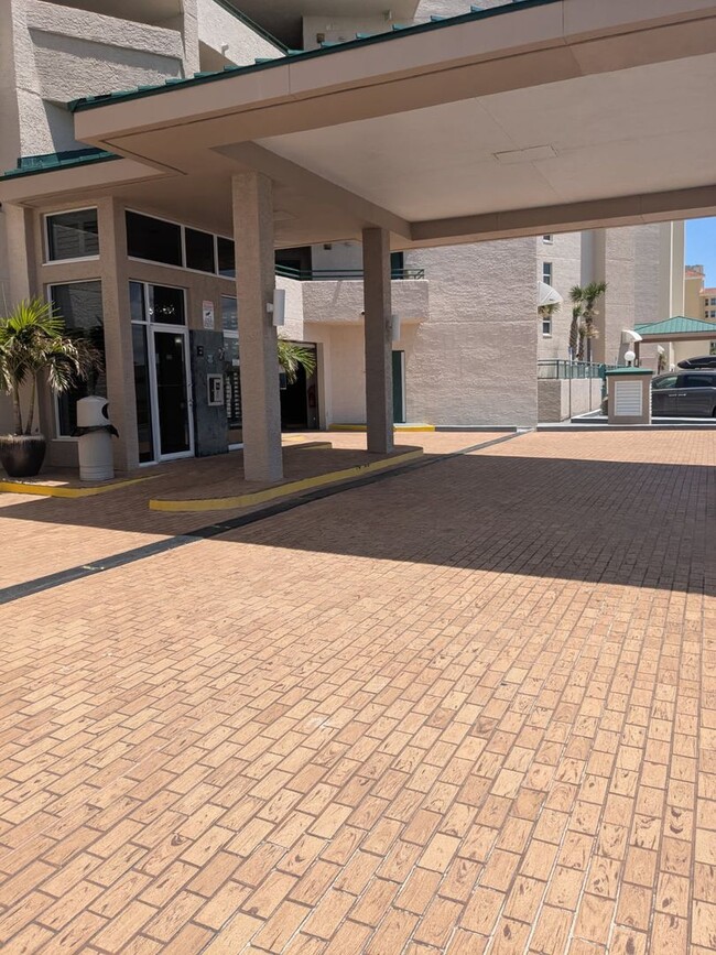 Building Photo - Ocean Front Fully Furnished