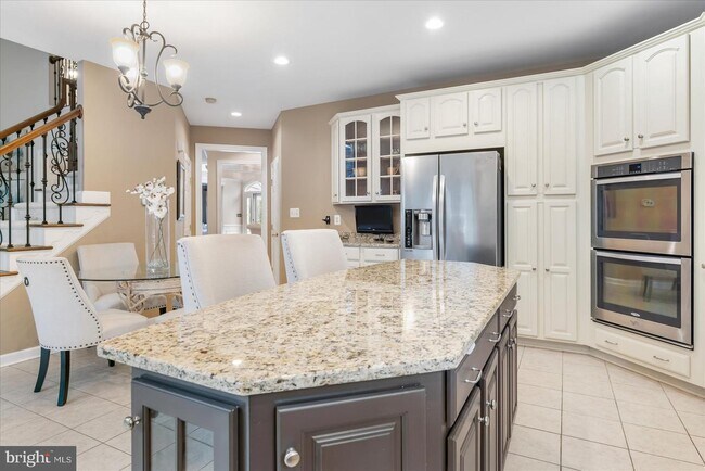 Building Photo - 1710 Stone Ivy Pl