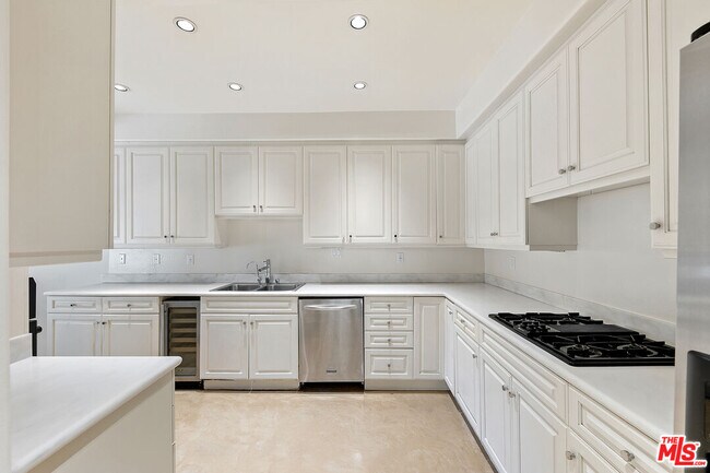 Building Photo - 6435 Zumirez Dr