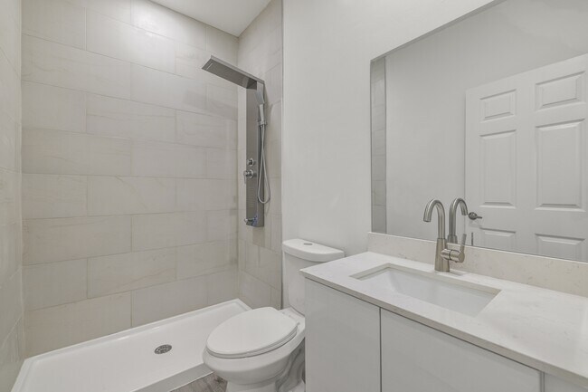 Building Photo - 934 Binkley St E