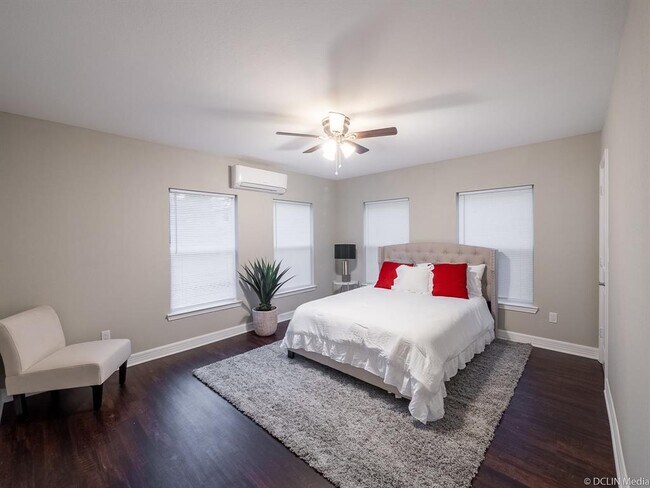 Building Photo - 2421 Truxillo St