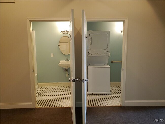 Building Photo - 813 S Salina St