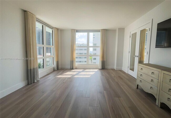 Building Photo - 1800 Collins Ave