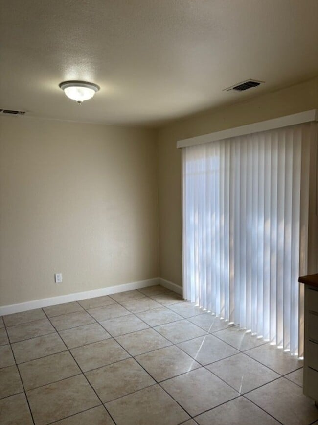 Building Photo - Single story, 3 bed 1.5 bath home.