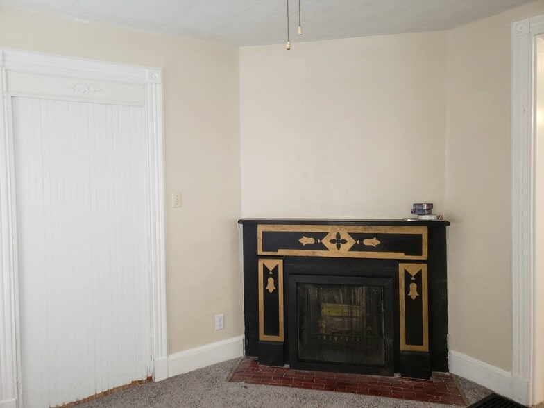 Livingroom (fireplace devoration Only - 4 High St