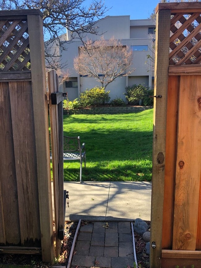 Building Photo - 2Br/2Ba - 1 Car Garage Townhouse in the He...